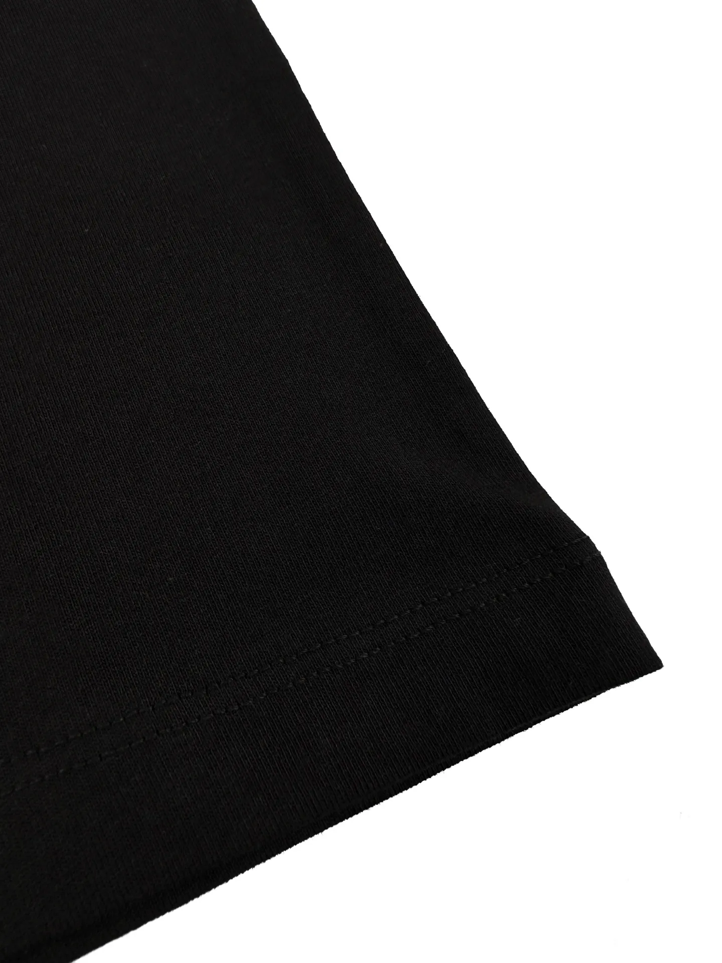 Ami Paris logo embroidered short sleeves. Customized high-count densely spun cotton. Soft and delicate, comfortable and skin-friendly. The jet black background is like the night color on the body. The extremely restrained color tone demonstrates an effortless sense of luxury. The love logo on the chest is embellished with rough particles. The AMI embroidery of the same color on the back quietly echoes. The French romance is hidden in the details. Low-key but highly recognizable. Use minimalist brushwork to outline a luxurious and relaxed state. Process 1: Use imported machine embroidery process Use advanced computer control systems and precision mechanical components to realize Ami logo and letter embroidery operations with high precision and smooth and delicate lines. Process 2: The fabrics have been fermented and washed for better hand feel. Not easy to deform, not easy to shrink, not easy to fade, and maintain long-term beauty. Accessories: Customized 1:1 Ami trademark. Version: Loose version. Size: S M L XL. Style number: BB 820.